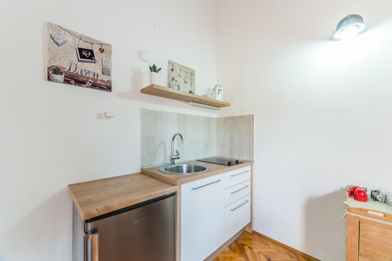 Apartmani Bugenvilija Brbinj Zewnętrze zdjęcie